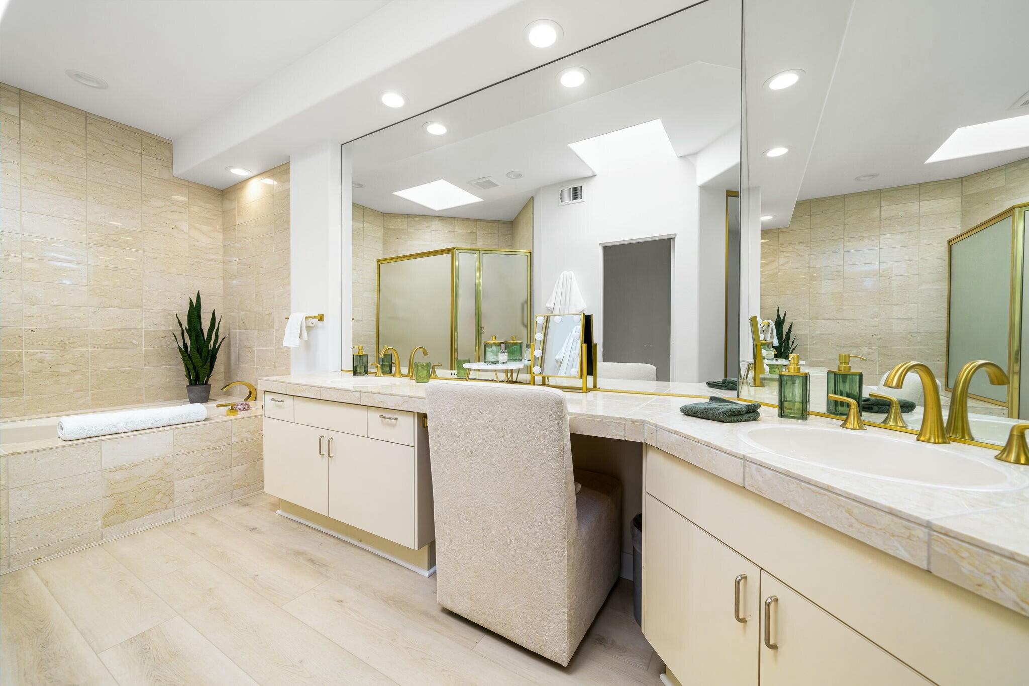 75405 Riviera Drive Indian Wells, CA 92210 - Photo 25 of 43 a large bathroom with a sink mirror and a bath tub