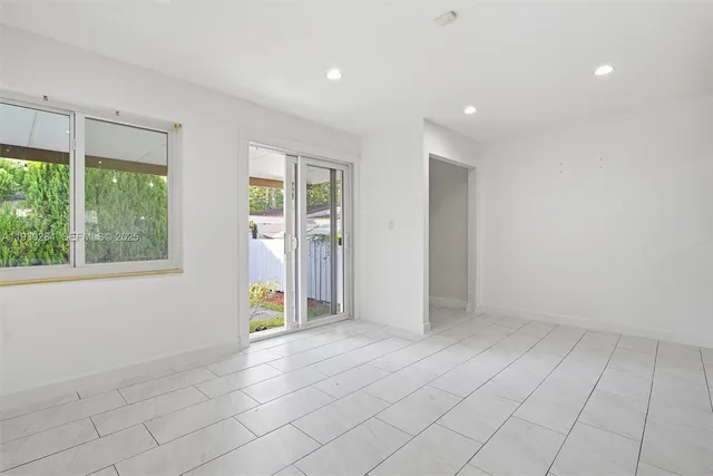 a view of entryway with window