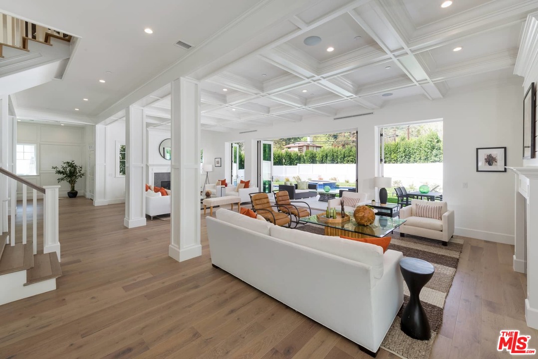 12090 Chalon Road Los Angeles, CA 90049 - Photo 11 of 47 Gallery Image 11
