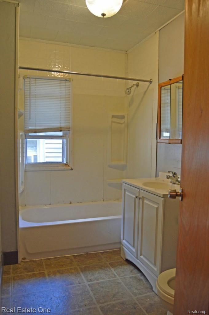 3270 Inman Street Ferndale, MI 48220 - Photo 4 of 7 4 BATHROOM.jpg