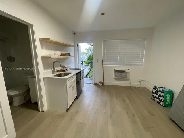 $1,300 | 800 North Federal Highway, Unit 5, Hollywood, FL 33020