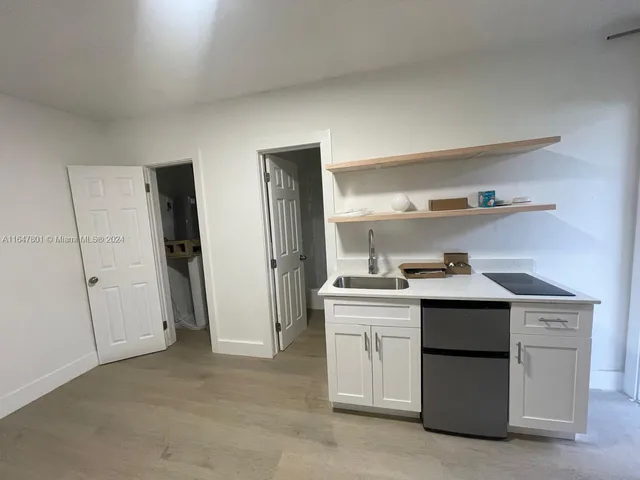 $1,300 | 800 North Federal Highway, Unit 5, Hollywood, FL 33020