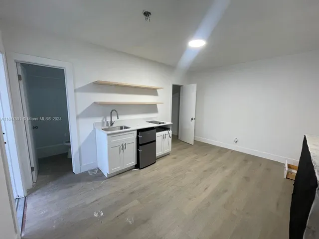 $1,300 | 800 North Federal Highway, Unit 5, Hollywood, FL 33020