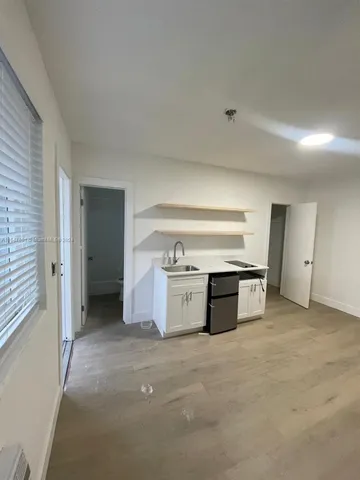 $1,300 | 800 North Federal Highway, Unit 5, Hollywood, FL 33020