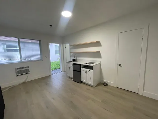 $1,300 | 800 North Federal Highway, Unit 5, Hollywood, FL 33020