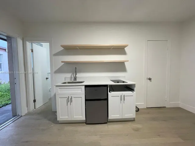 $1,300 | 800 North Federal Highway, Unit 5, Hollywood, FL 33020