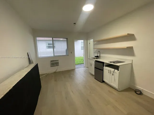 $1,300 | 800 North Federal Highway, Unit 5, Hollywood, FL 33020