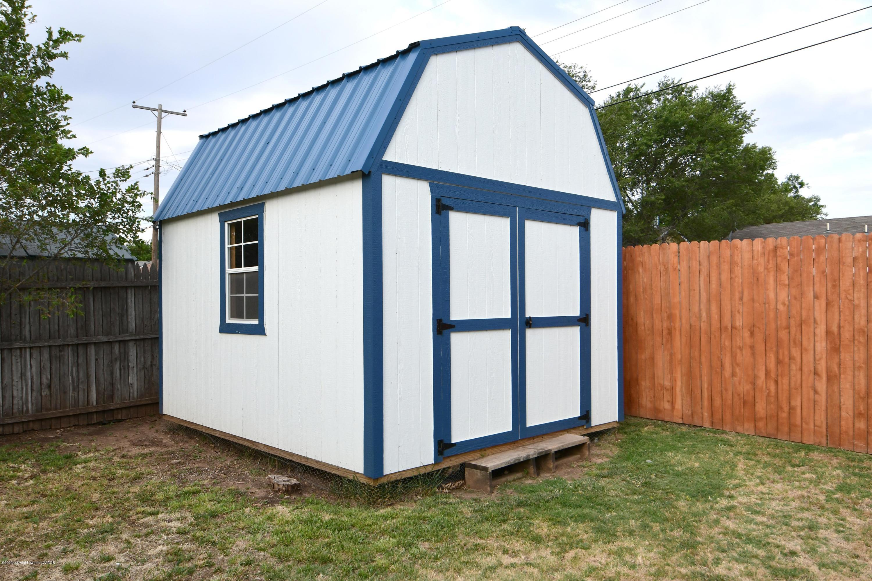 5204 South Travis Street Amarillo, TX 79110 - Photo 19 of 25 a view of backyard with tub and trees