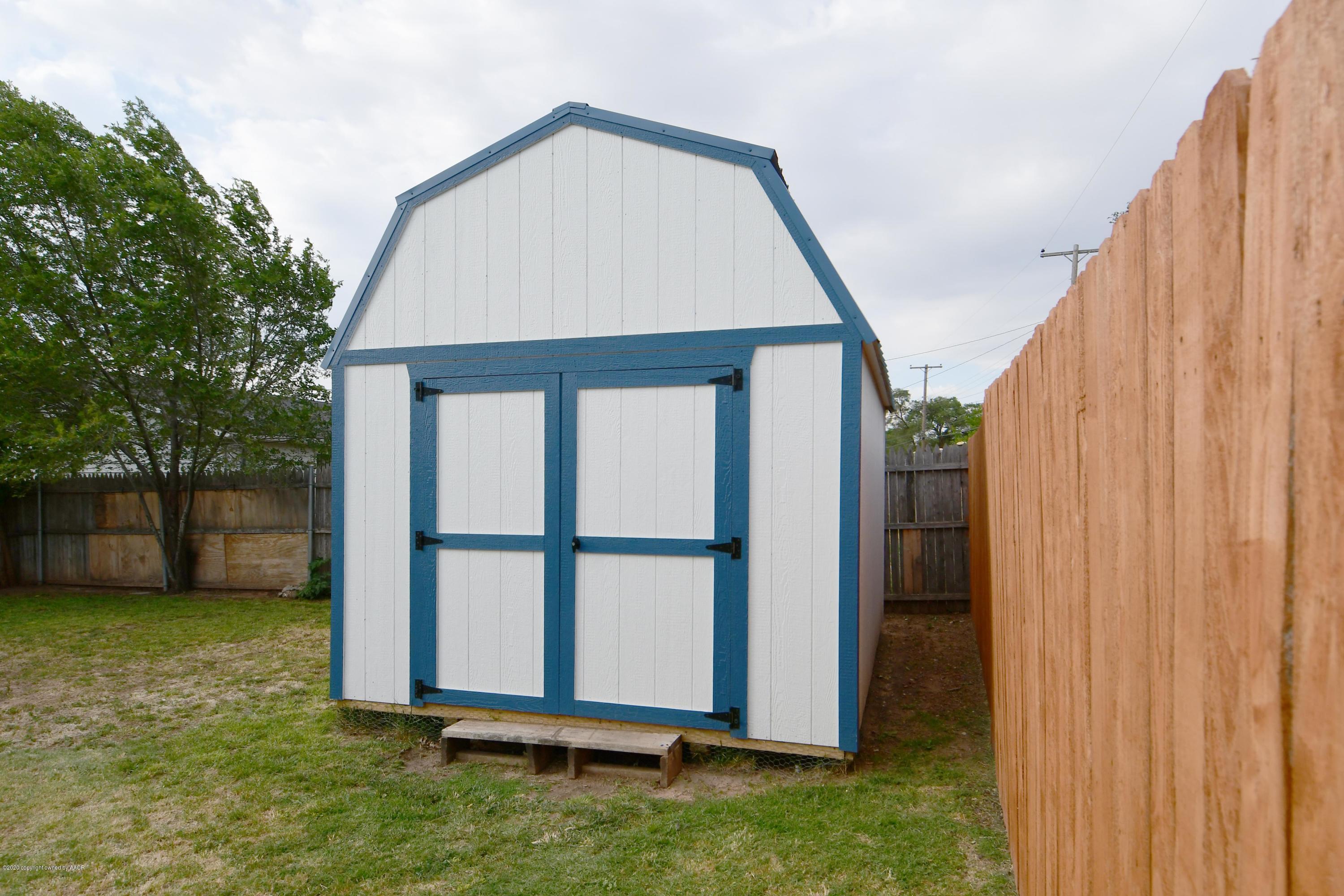 5204 South Travis Street Amarillo, TX 79110 - Photo 20 of 25 a view of backyard with large window and a small yard