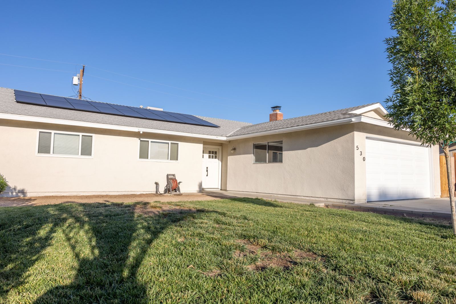 530 South Warner Street Ridgecrest, CA 93555 - Photo 4 of 32 a front view of a house with yard