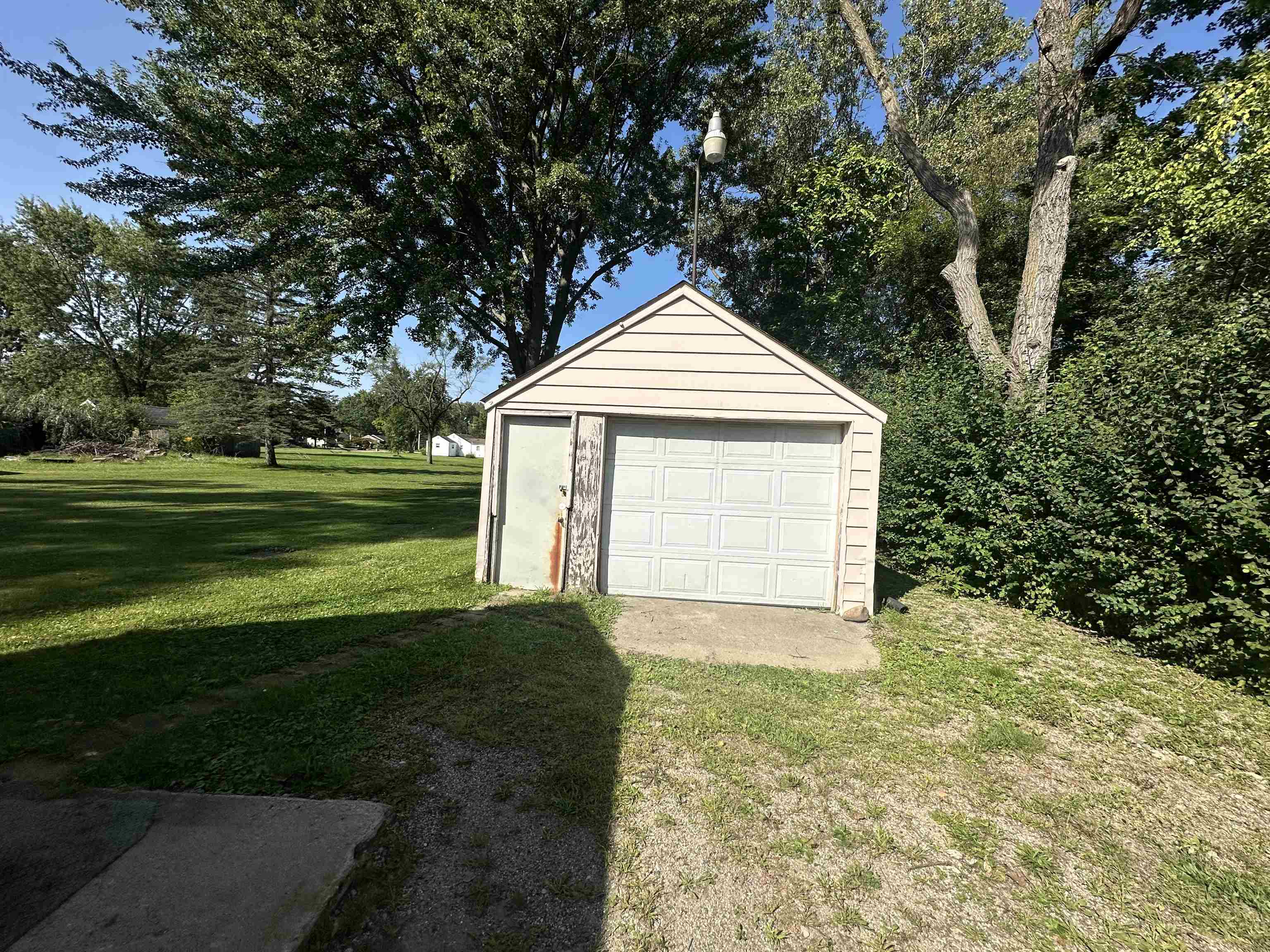 6485 North Clio Road Mount Morris, MI 48458 - Photo 3 of 18 50154717-bc18edec-abe3-4616-8853-f7663ebc5023.JPG