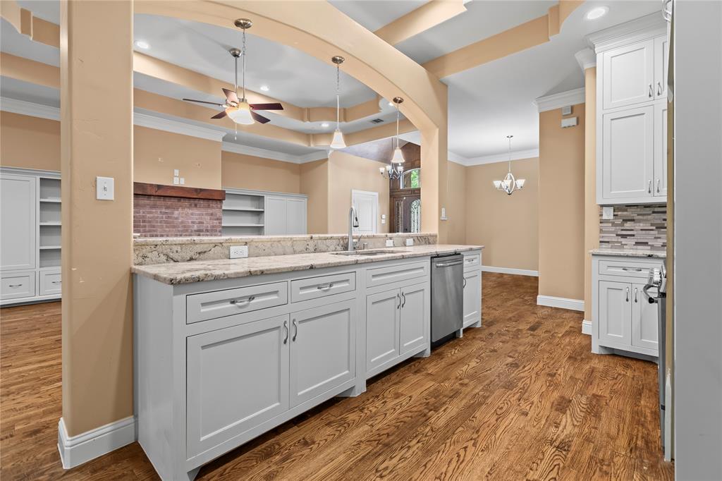 7806 Garner Road Rowlett, TX 75088 - Photo 11 of 34 a spacious bathroom with a granite countertop sink mirror and a