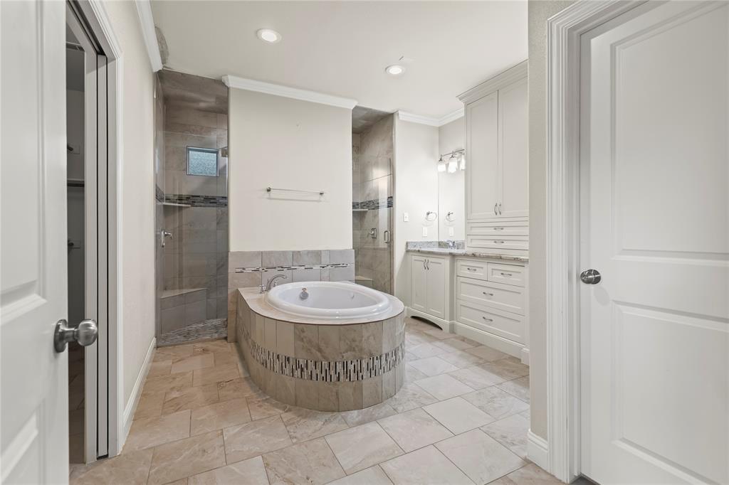 7806 Garner Road Rowlett, TX 75088 - Photo 15 of 34 a bathroom with a sink and a mirror