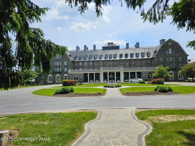 a view of an house with swimming pool and yard