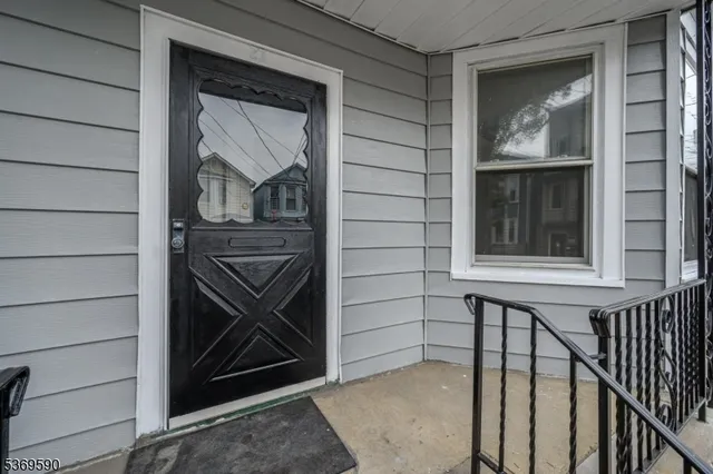 $2,650 | 23 Komorn Street, Unit 2, Newark, NJ 07105