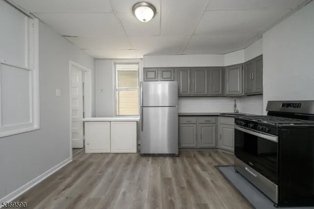 $2,650 | 23 Komorn Street, Unit 2, Newark, NJ 07105