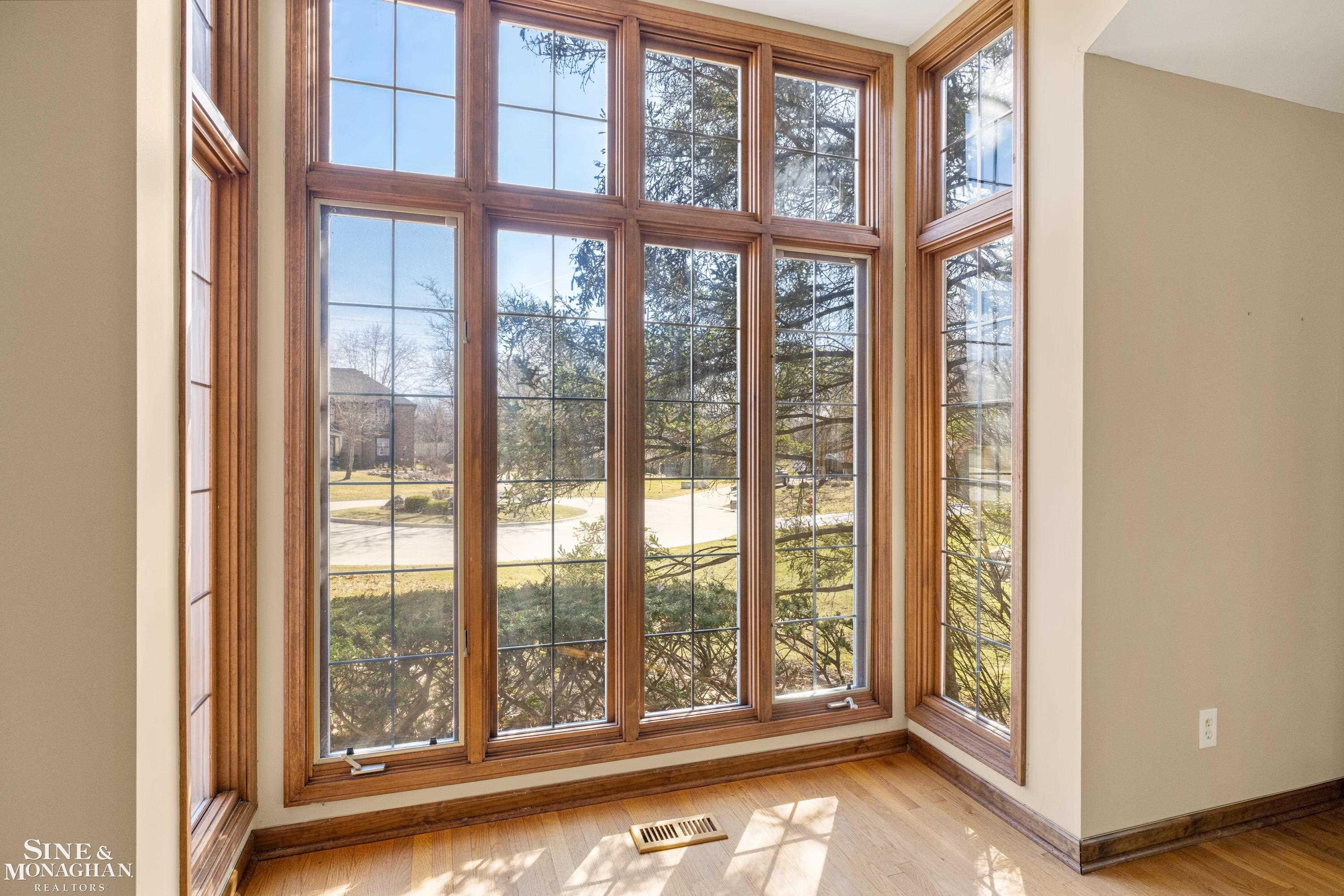 610 Deerfield Court Rochester, MI 48309 - Photo 6 of 55 50169343-3d6e6ea1-65a7-406a-9751-95864a9e89f0.JPG