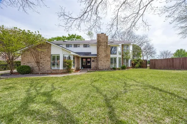 a view of a yard in front of house