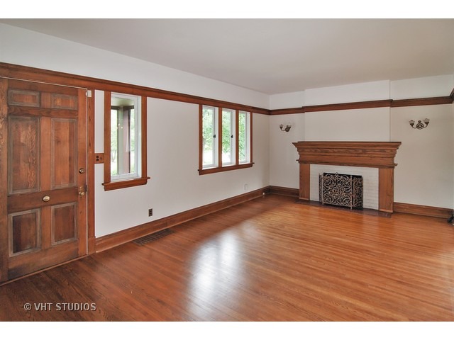 329 Shenstone Road Riverside, IL 60546 - Photo 2 of 16