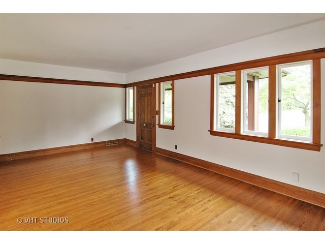 329 Shenstone Road Riverside, IL 60546 - Photo 3 of 16