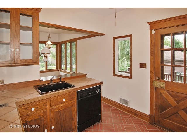 329 Shenstone Road Riverside, IL 60546 - Photo 5 of 16
