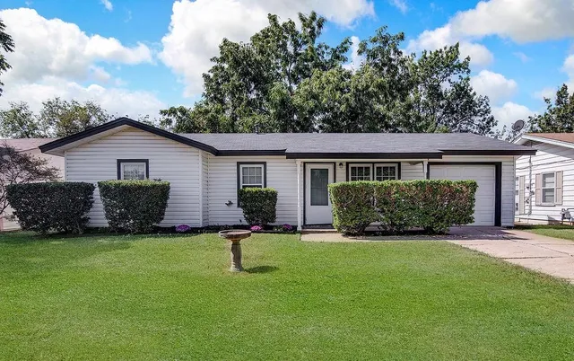$249,999 | 541 Northwest Lorna Street, Burleson, TX 76028