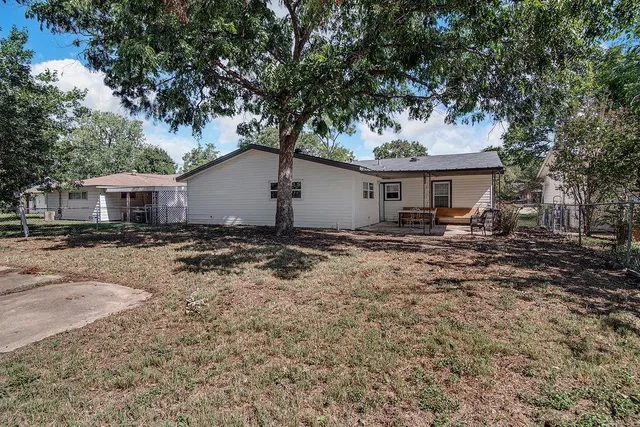 $249,999 | 541 Northwest Lorna Street, Burleson, TX 76028