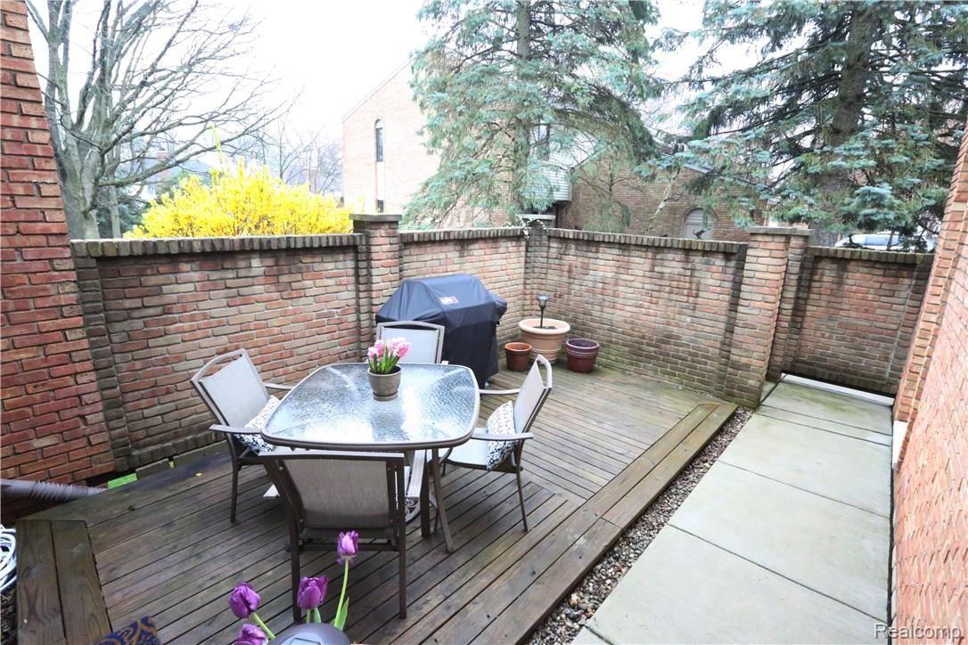 1058 Willow Grove Court Rochester, MI 48307 - Photo 2 of 40 6.JPG
