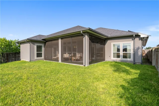 a view of a house with yard and porch