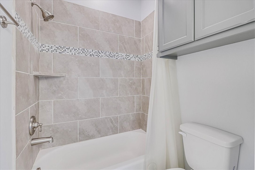 15501 Escapade Street Corpus Christi, TX 78418 - Photo 33 of 40 a bathroom with a shower and toilet