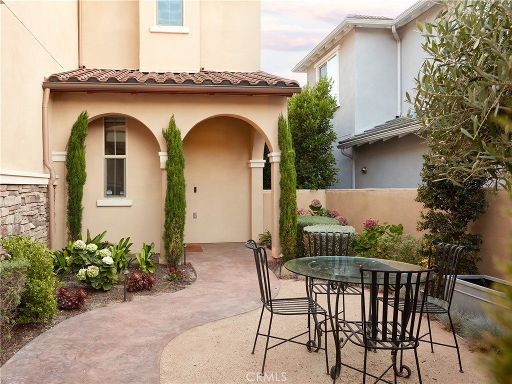 700 West Sycamore Avenue El Segundo, CA 90245 - Photo 2 of 42 a front view of a house with a yard