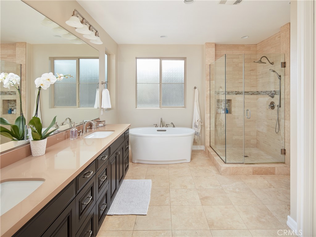 700 West Sycamore Avenue El Segundo, CA 90245 - Photo 28 of 42 a bathroom with a double vanity sink a large mirror and a bathtub