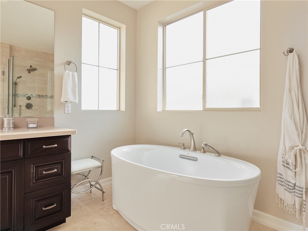 700 West Sycamore Avenue El Segundo, CA 90245 - Photo 31 of 42 a white bath tub sitting next to a bathroom sink