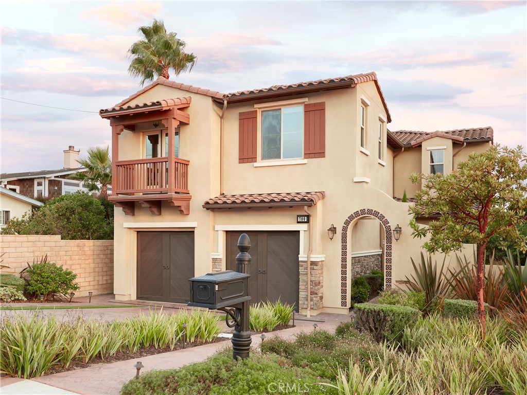 700 West Sycamore Avenue El Segundo, CA 90245 - Photo 32 of 42 a front view of a house with a garden