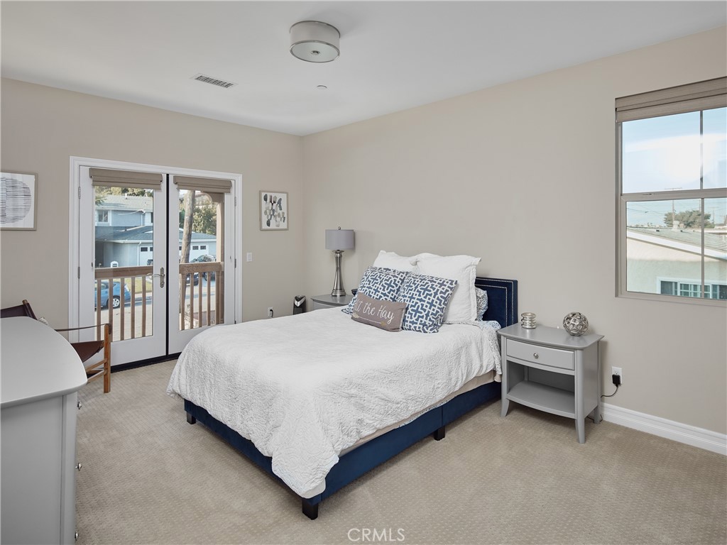 700 West Sycamore Avenue El Segundo, CA 90245 - Photo 38 of 42 a bedroom with a bed and a window