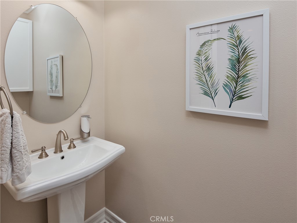 700 West Sycamore Avenue El Segundo, CA 90245 - Photo 39 of 42 a bathroom with a sink and a mirror