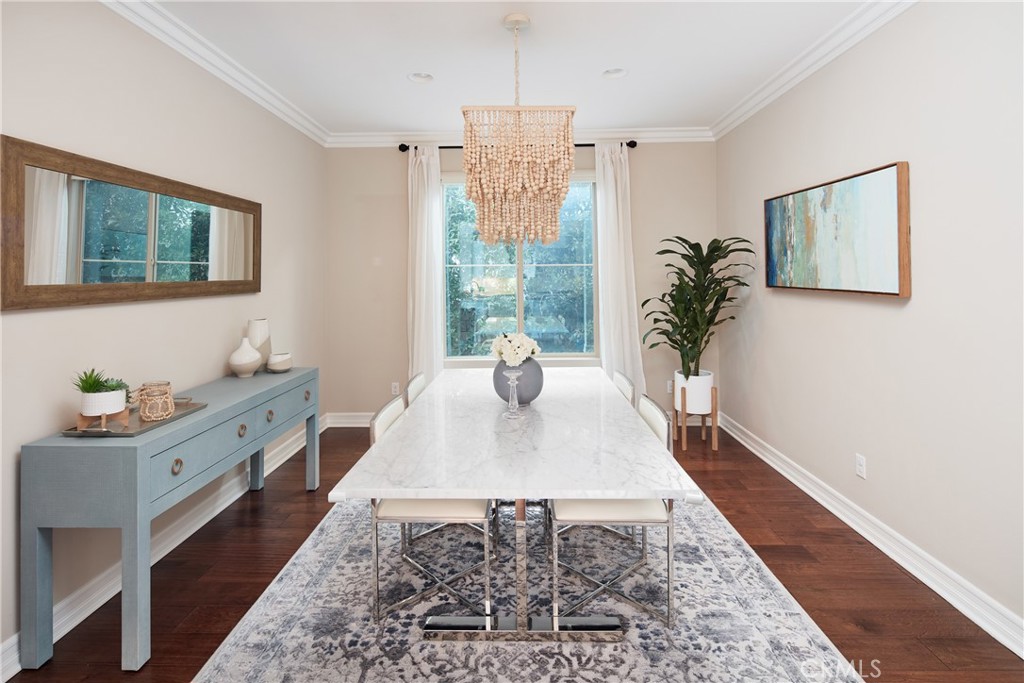 700 West Sycamore Avenue El Segundo, CA 90245 - Photo 10 of 42 a very nice looking room with a large window