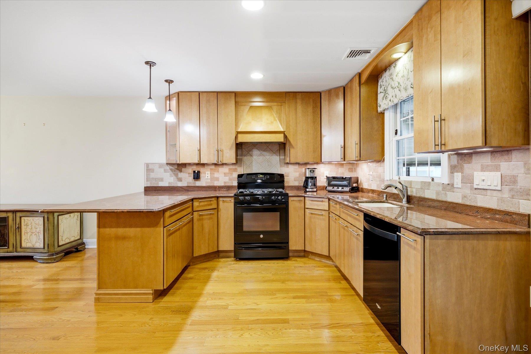 948 Cathedral Road Franklin Square, NY 11010 - Photo 15 of 38