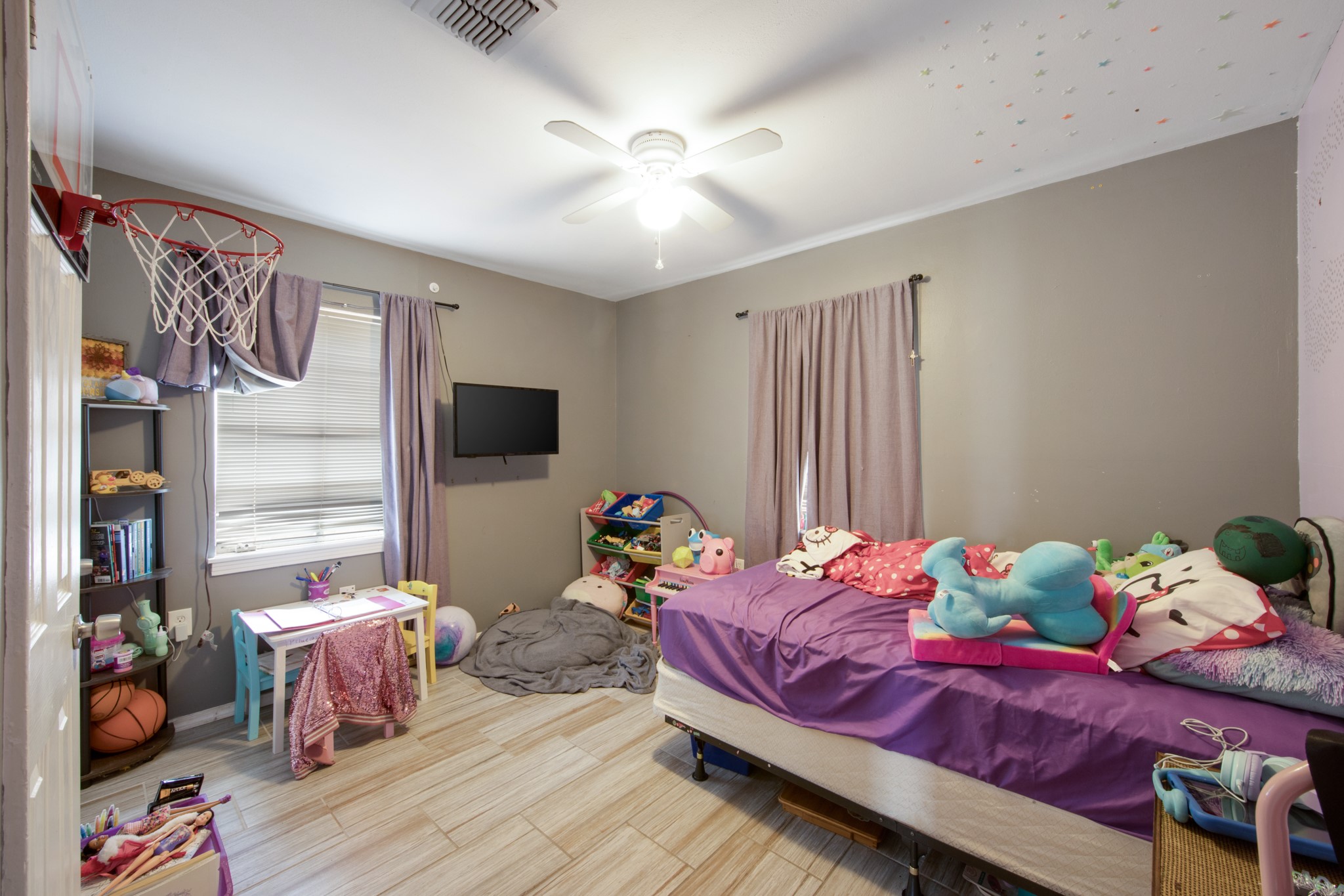 8901 Woodlyn Road Houston, TX 77078 - Photo 17 of 22 a living room with furniture and a flat screen tv