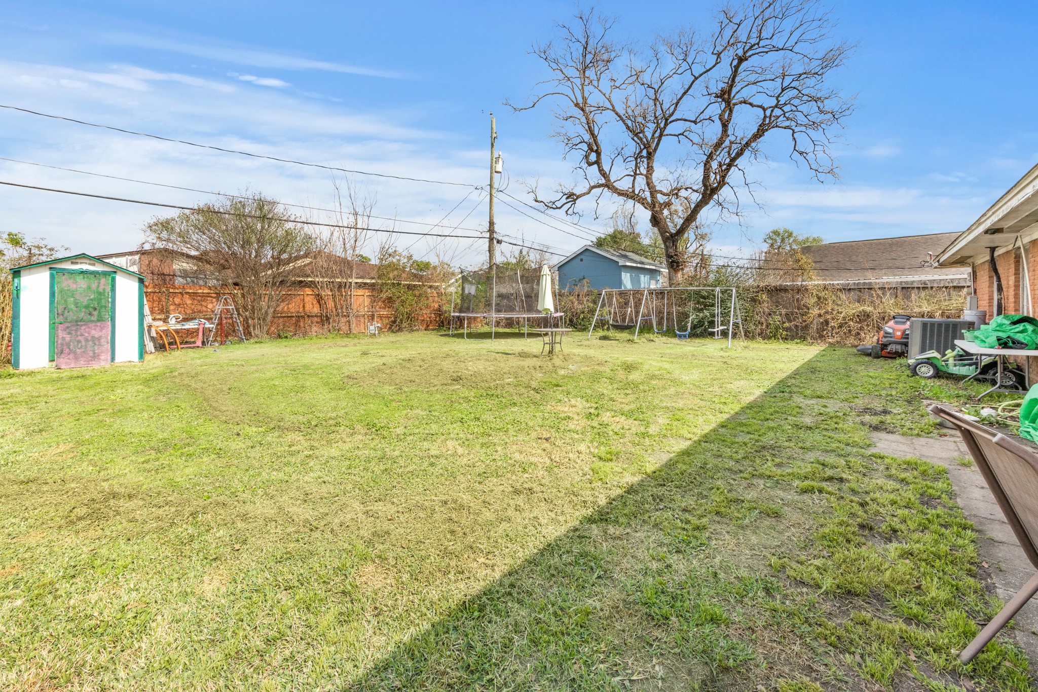 8901 Woodlyn Road Houston, TX 77078 - Photo 21 of 22 a view of a big yard with palm trees