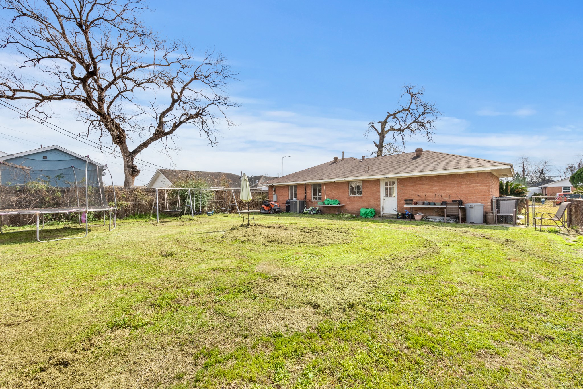 8901 Woodlyn Road Houston, TX 77078 - Photo 22 of 22 a front view of house with yard