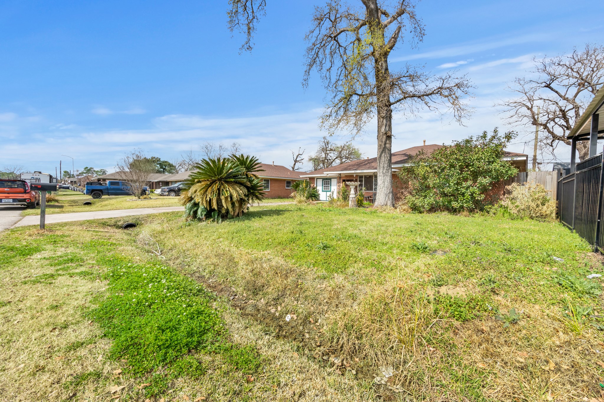 8901 Woodlyn Road Houston, TX 77078 - Photo 4 of 22 a view of a garden with an ocean
