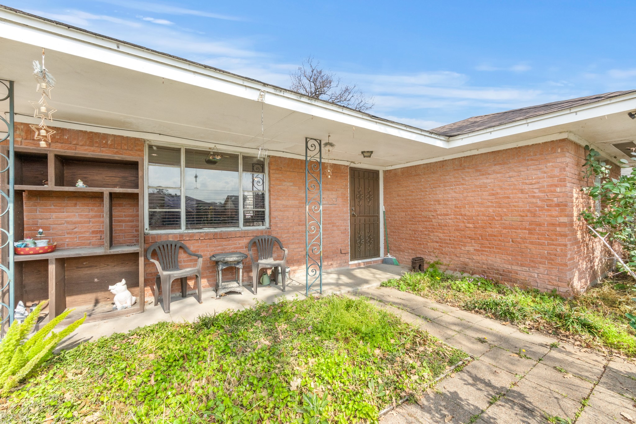 8901 Woodlyn Road Houston, TX 77078 - Photo 5 of 22 a front view of a house with garden