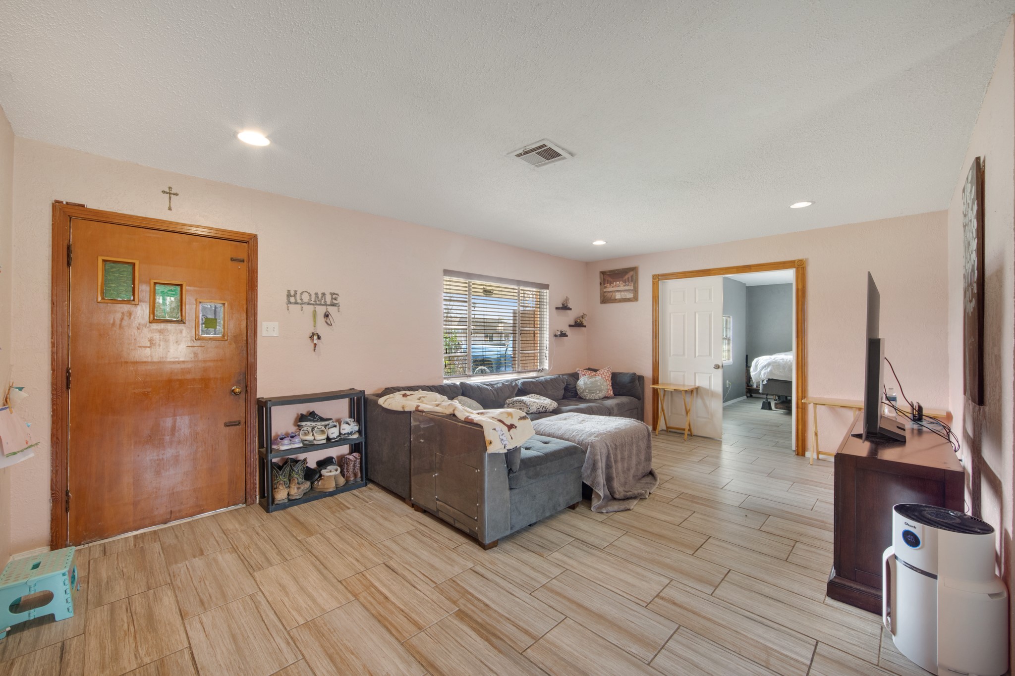 8901 Woodlyn Road Houston, TX 77078 - Photo 6 of 22 a living room with furniture and a wooden floor