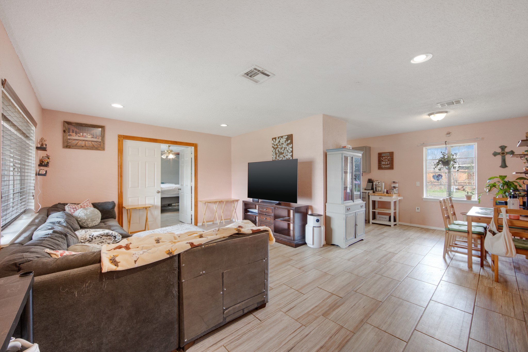8901 Woodlyn Road Houston, TX 77078 - Photo 7 of 22 a living room with furniture and a flat screen tv