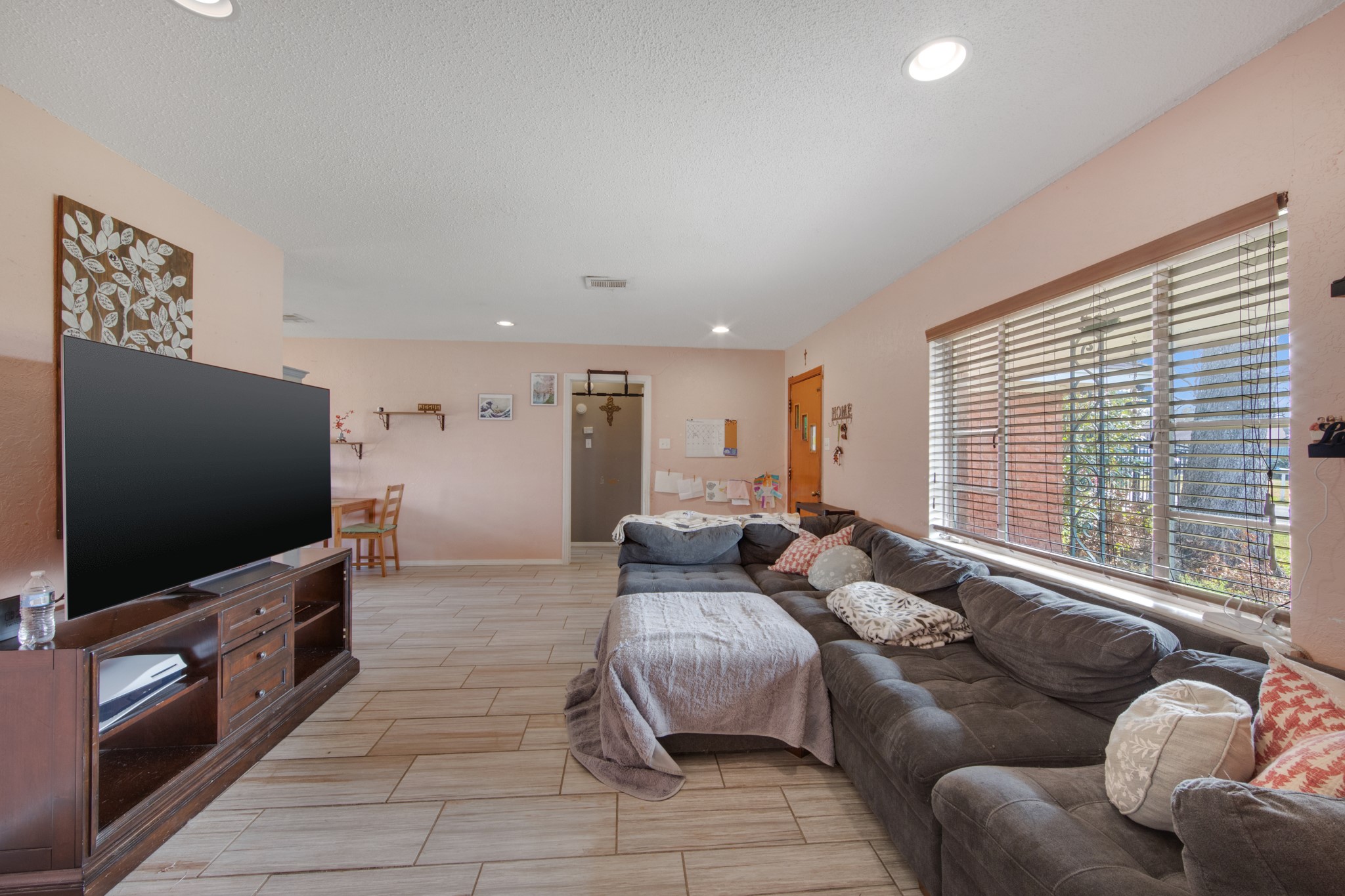 8901 Woodlyn Road Houston, TX 77078 - Photo 8 of 22 a living room with furniture and a flat screen tv