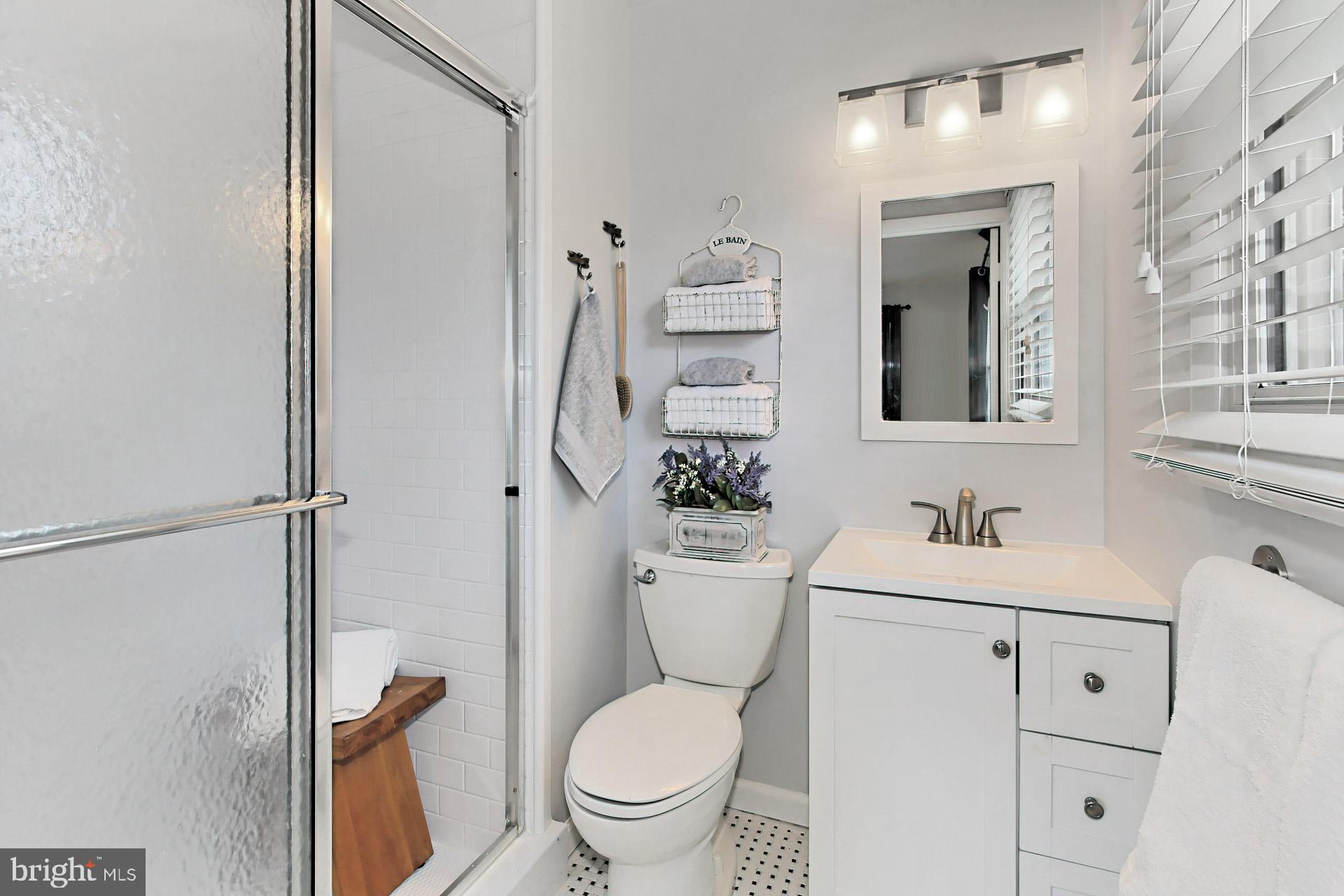 6011 Meriwether Lane Springfield, VA 22150 - Photo 21 of 53 a bathroom with a toilet sink vanity and mirror