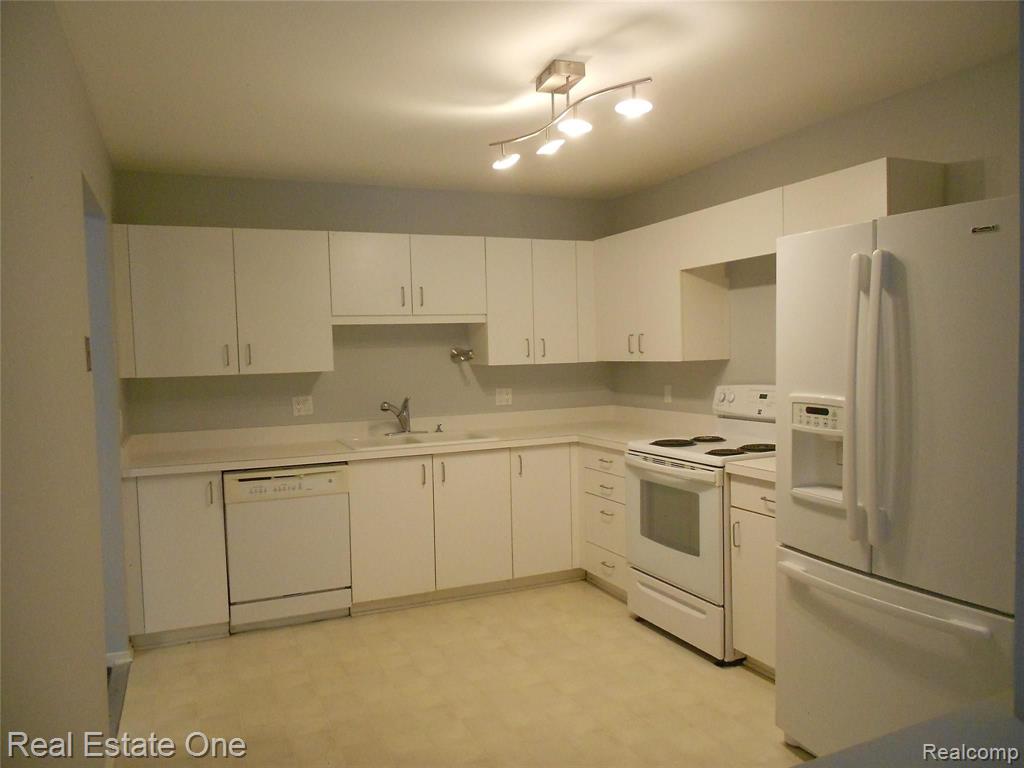 30414 Orchard Lake Road, Unit 10 Farmington, MI 48334 - Photo 7 of 14