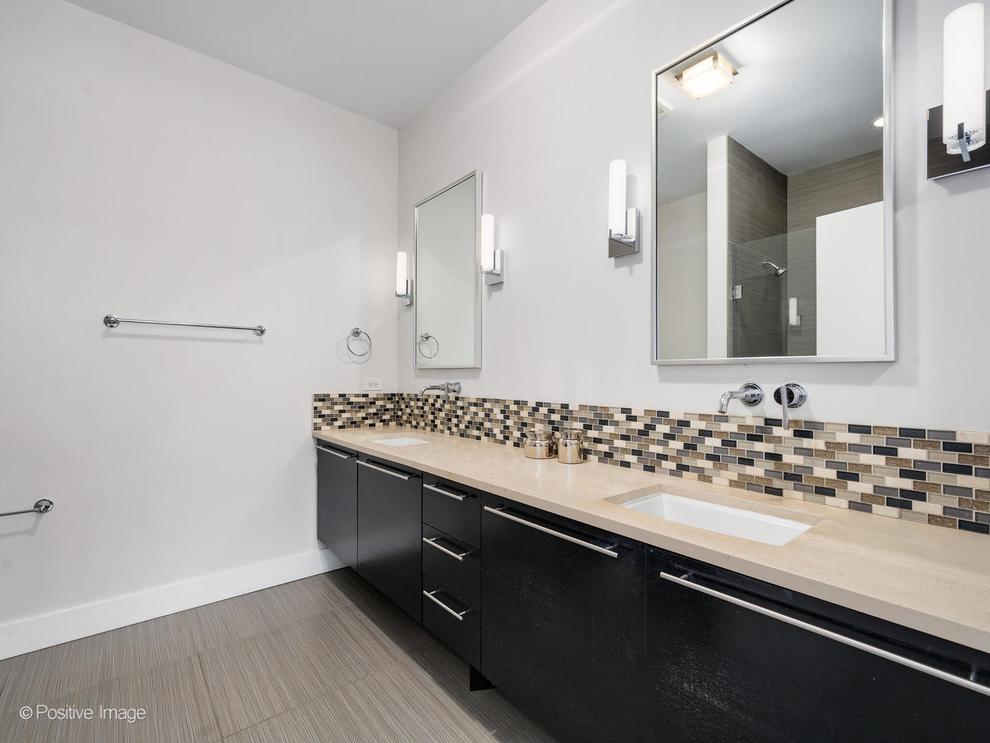 23 North Aberdeen Street, Unit 4S Chicago, IL 60607 - Photo 17 of 24 a bathroom with a sink and a mirror