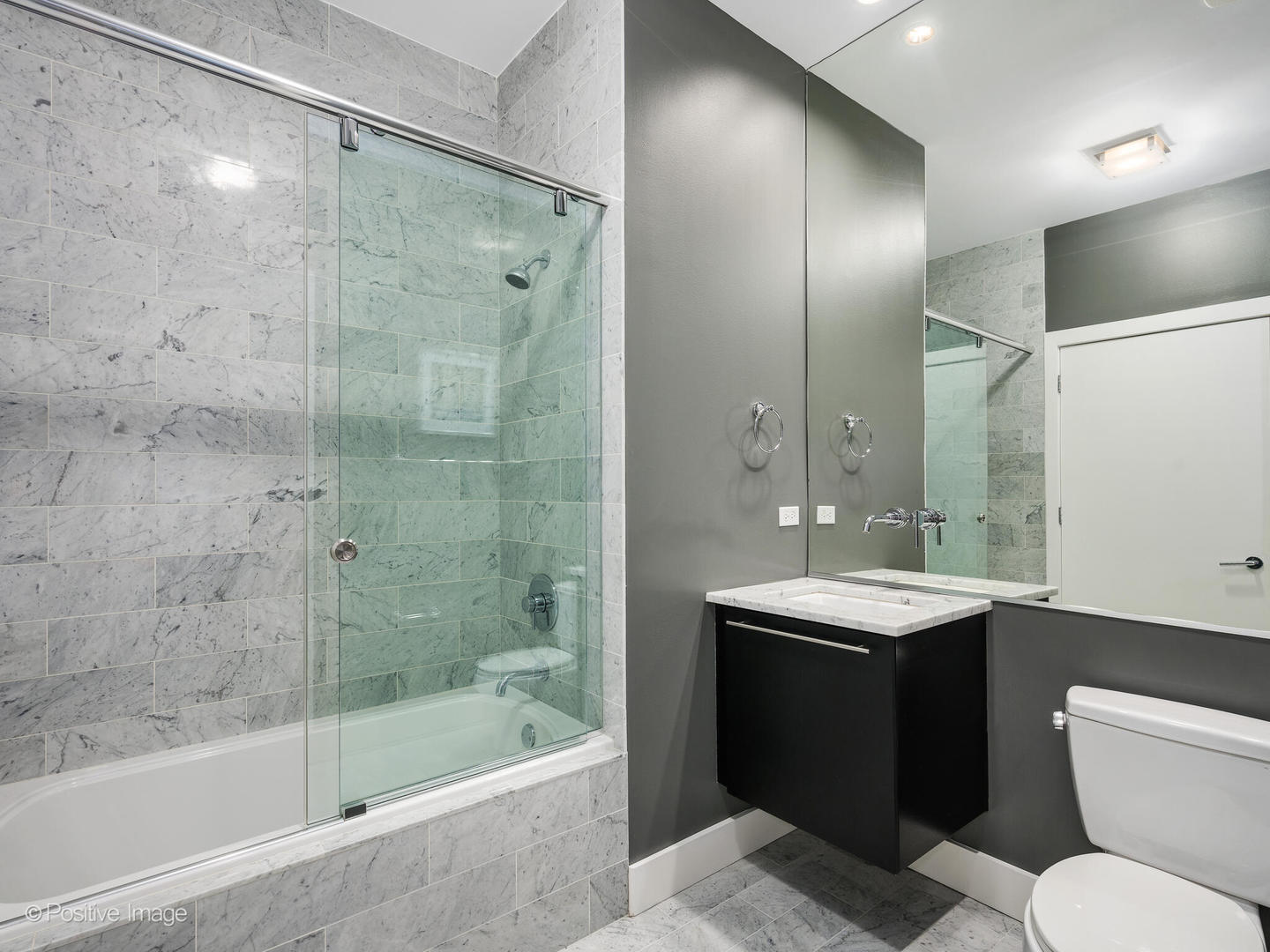 23 North Aberdeen Street, Unit 4S Chicago, IL 60607 - Photo 21 of 24 a bathroom with a sink a toilet and shower